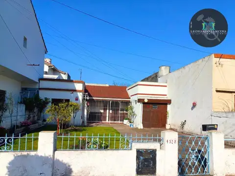 VENTA DE CASA  3 AMB. C/PARQUE Y GARAGE - SANTA MONICA
