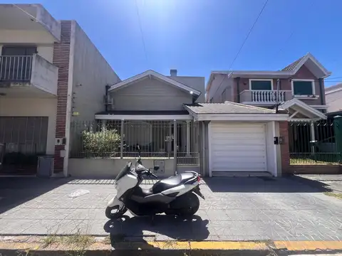 Casa en VENTA c/ patio, quincho c/ parrilla, garage, 3 dormitorios. Excelente estado. Av Rosales 500