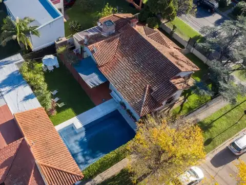 Chalet de 3 dormitorios con pileta y quincho más consultorio en Venta en Manuel B Gonnet