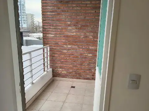 EXCELENTE SEMIPISO 2 AMB, COCINA INDEPEND, BALCÓN, BAÑO EN SUITTE