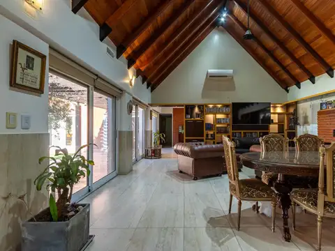 Casa en Venta con 3 cocheras