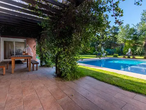 VENTA CASA 4 DORMITORIOS PILETA QUINCHO EN FISHERTON