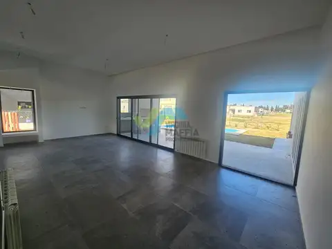 Casa en Alquiler con 2 cocheras