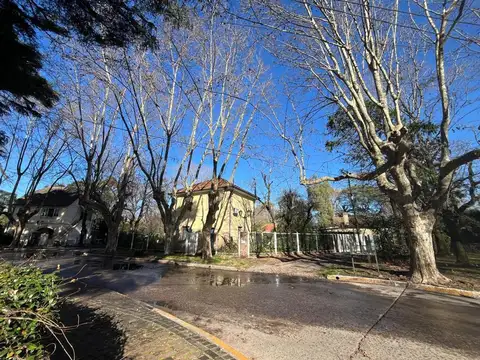 VENTA DE CASA CON PARQUE Y GARAGE