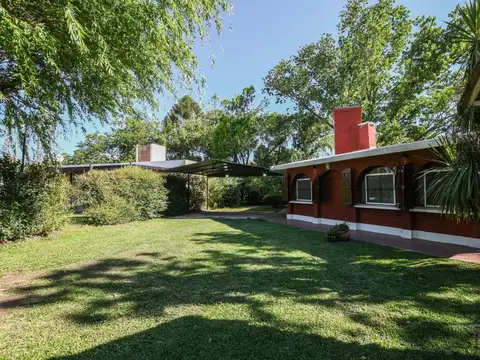 Vende casa de tres dormitorios en Roldan Quincho Piscina Parrilla Cocheras