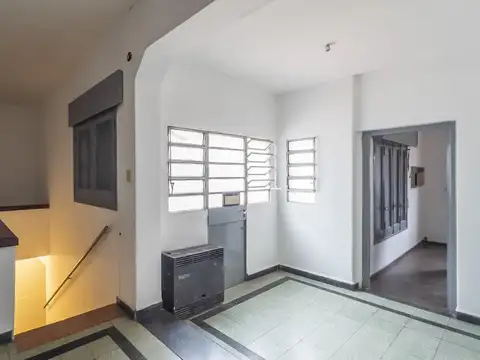 Casa 6 ambientes con 2 baños