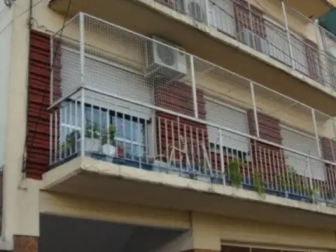 2 AMBIENTES 1º piso, dpto amplio con  patio y lavadero. a 1/2 cuadra de av. Rivadavia apto profes.