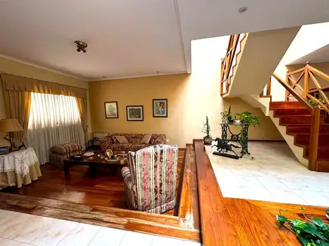 Casa en Venta con 2 cocheras