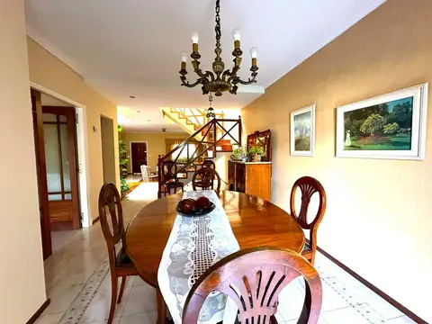 Casa de categoria 5 amb Parque Quincho y Cochera