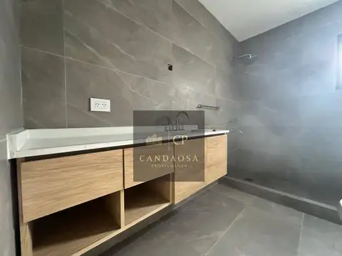 Casa en Venta con 3 cocheras