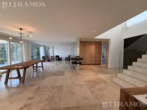 Casa en Alquiler con 6 cocheras