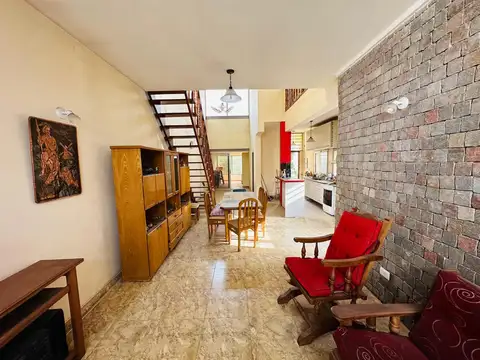 CASA EN 2 PLANTAS SOBRE LOTE DE 10.00 X 45.00.