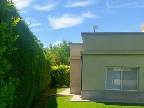 Casa 8 ambientes con 2 baños