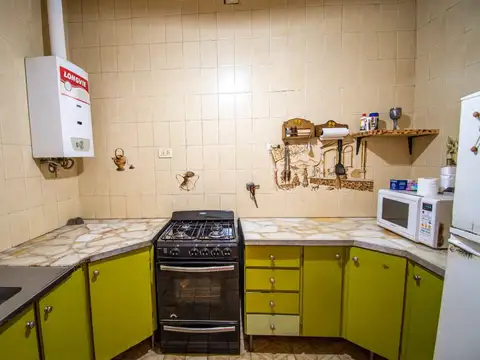 Casa 7 ambientes con 2 baños