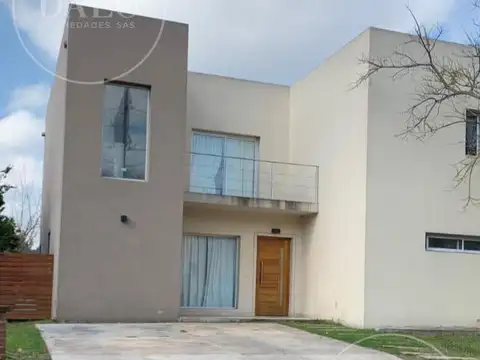 Casa 5 Ambientes a La Laguna en Barrancas de Santa Maria
