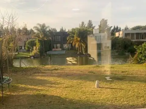 Casa 5 Ambientes a La Laguna en Barrancas de Santa Maria