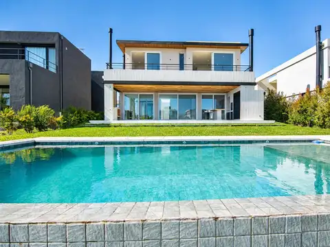 Casa en venta 8 ambientes en Nordelta, Carpinchos a la laguna