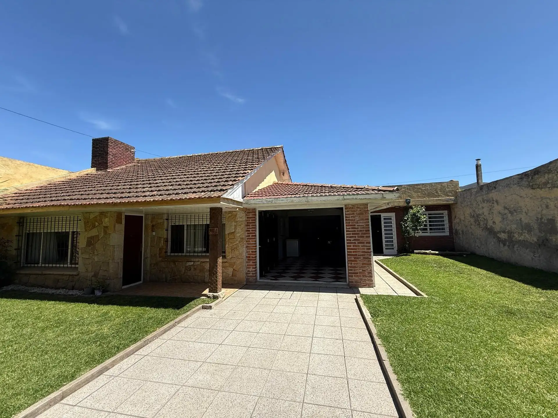 Chalet 3 ambientes con dependencia y garaje — Barrio Lopez De Gomara