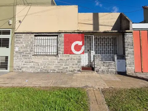 Avda 131 e/ 46 y 47 - CASA 2 dorm y galpón