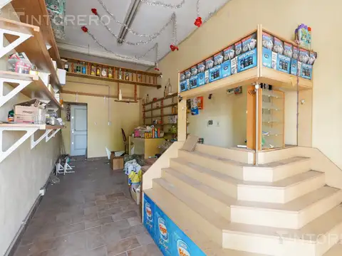 Casa en venta de 3 ambientes con local comercial en Castelar.