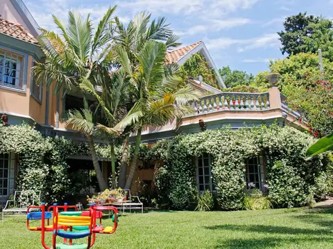 Casa de 6 ambientes con cocheras y dependencia de servicio en venta en Martinez