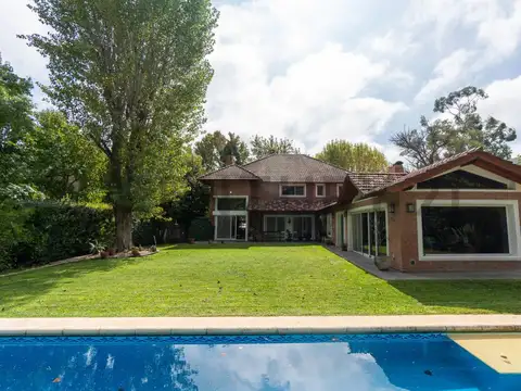 Casa en Venta en Abril Club de Campo