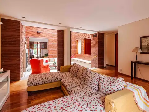 Casa en Venta con 3 cocheras