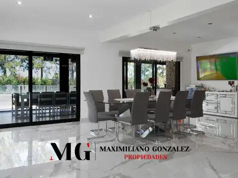 Casa en Alquiler con 2 cocheras