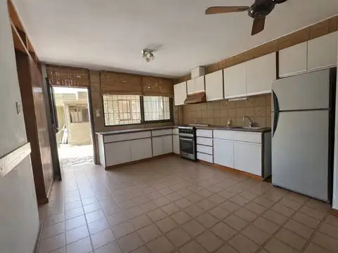 Casa 6 ambientes con 2 baños