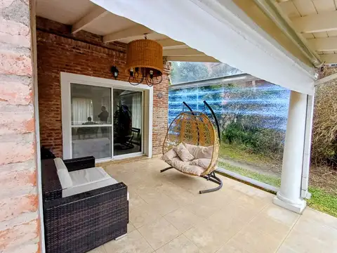 Casa 6 ambientes con 2 baños