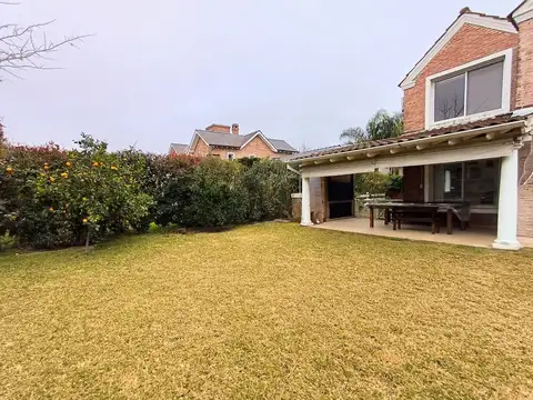 Casa en Venta con 3 cocheras