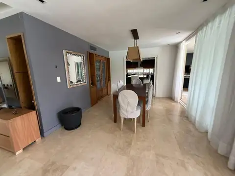 Casa en Alquiler con 6 cocheras