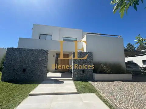 Casa en Venta con 3 cocheras