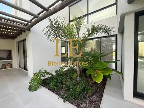 Casa 5 ambientes con 4 baños