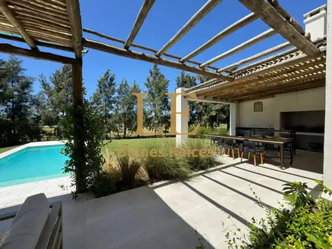 Casa en Venta con 3 cocheras