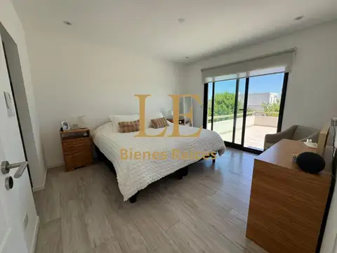 Casa en Venta con 3 cocheras
