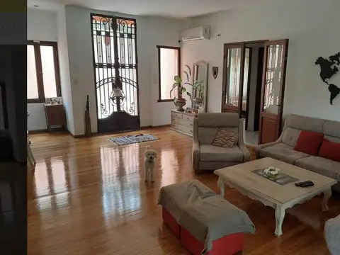 Casa 5 ambientes con 4 baños