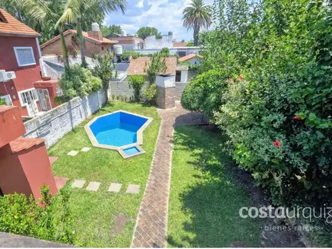 Casa en Martínez, 380 m2 de terreno, 3 dormitorio, amplio jardín y pileta.