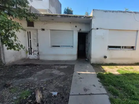 VENTA CASA 3 AMB HURLINGHAM A RECICLAR LOTE PROPIO