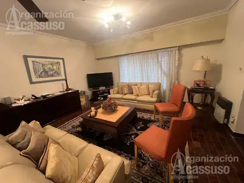 Casa 8 ambientes con 4 baños