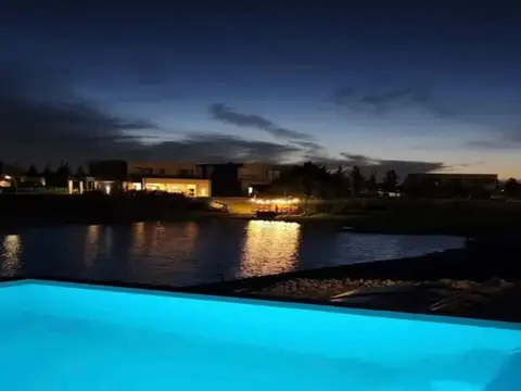 Casa en Alquiler con 4 cocheras