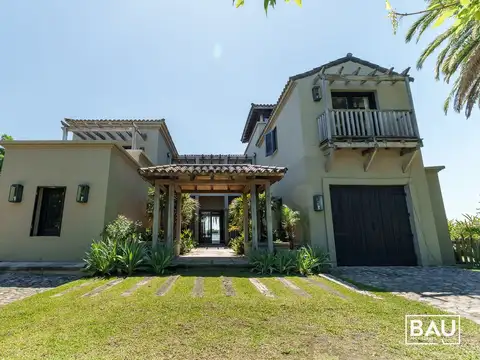 Casa en Venta con 2 cocheras