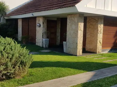 OPORTUNIDAD  INCREIBLE CASA 7 AMB,270 M2 PISCINA,POOL HOUSE,PARQUE - APTA CREDITO - ESCUCHA OFERTAS