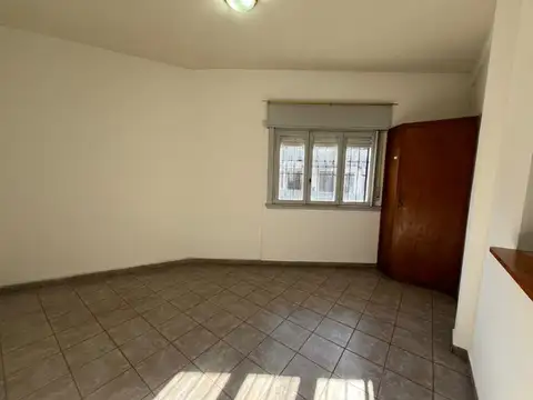 Depto Tipo Casa en Alquiler en Flores, $ 700.000