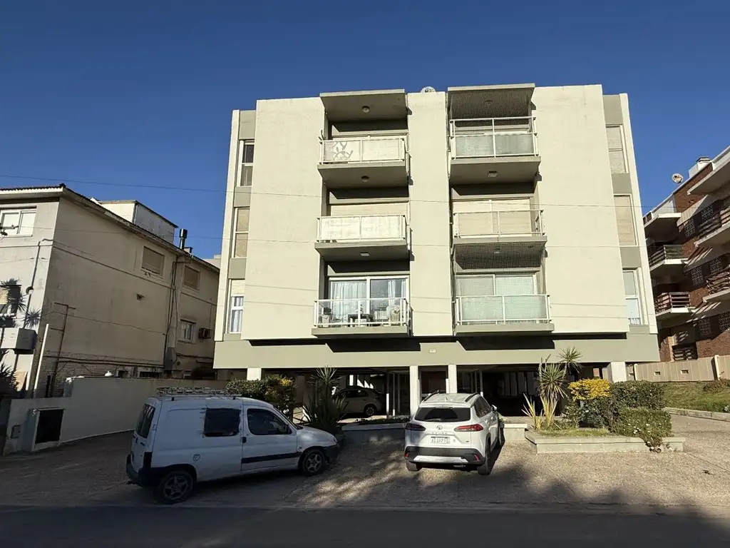 De las Burriquetas 200, Piso 2