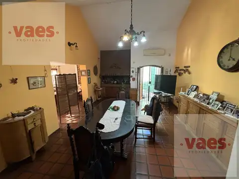 VENTA – Casa de 4 dormitorios con pileta, Quincho y gran terreno en Villa Belgrano