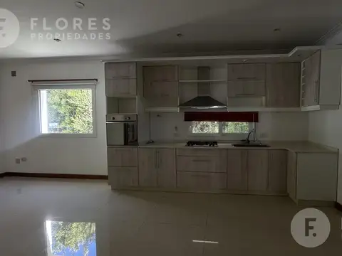 Casa 6 ambientes con 2 baños