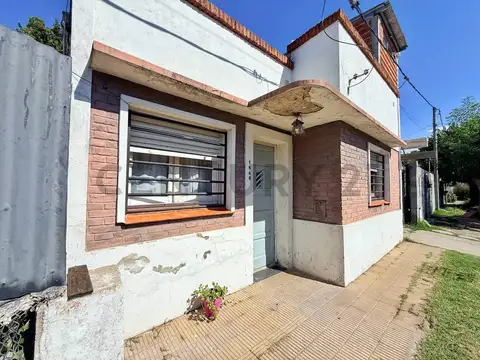 CASA A LA VENTA A RECICLAR O MODERNIZAR DE 2 DORMITORIOS MANUEL GONNET