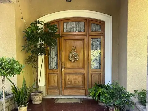 Casa 5 ambientes con 3 baños