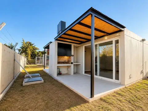 CASA VENTA GONNET 1 DORMITORIO COCHERA A ESTRENAR